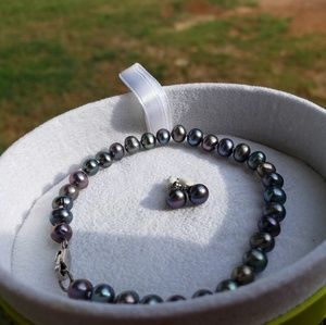 Peacock Black Pearl bracelet and earrings.